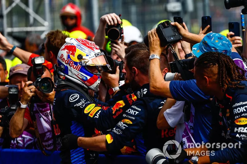 Max Verstappen, Red Bull Racing, 1ère position, célèbre avec son équipe à l'arrivée au Parc Ferme.