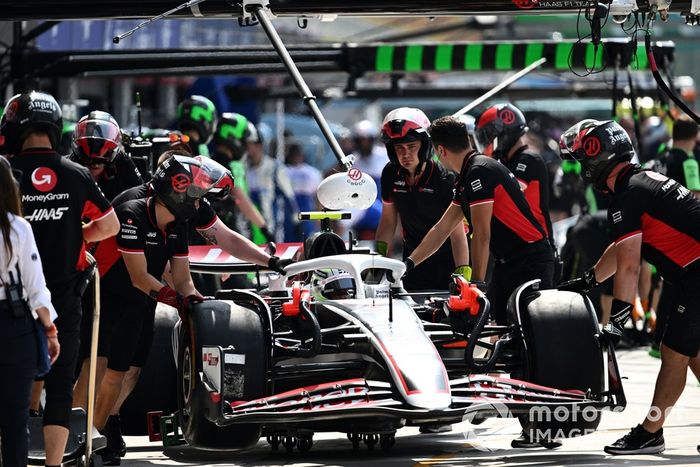 Los mecánicos devuelven a Nico Hulkenberg, Haas VF-24, al garaje
