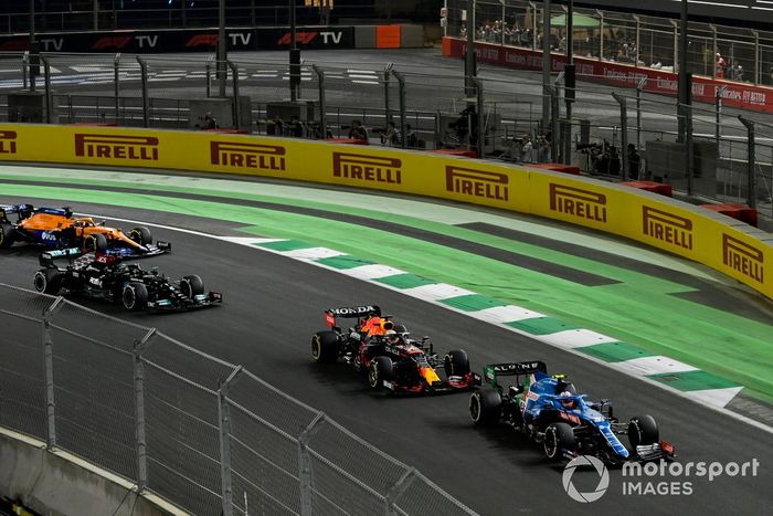 Esteban Ocon, Alpine A521, Max Verstappen, Red Bull Racing RB16B, Lewis Hamilton, Mercedes W12, y Daniel Ricciardo, McLaren MCL35M