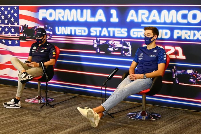 Sergio Pérez, Red Bull Racing y George Russell, Williams en la conferencia de prensa de los pilotos