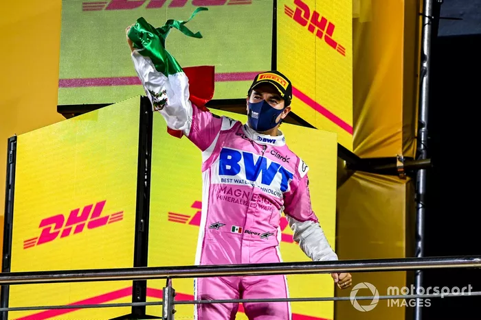 Podio: ganador Sergio Pérez, Racing Point con una bandera de México