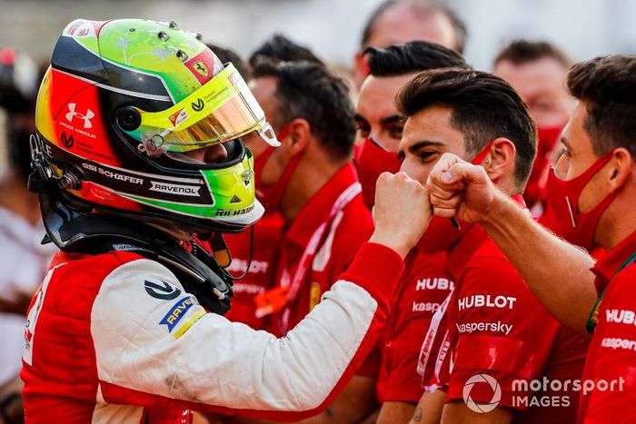 El campeón de F2 Mick Schumacher, Prema Racing celebra en Parc Ferme 