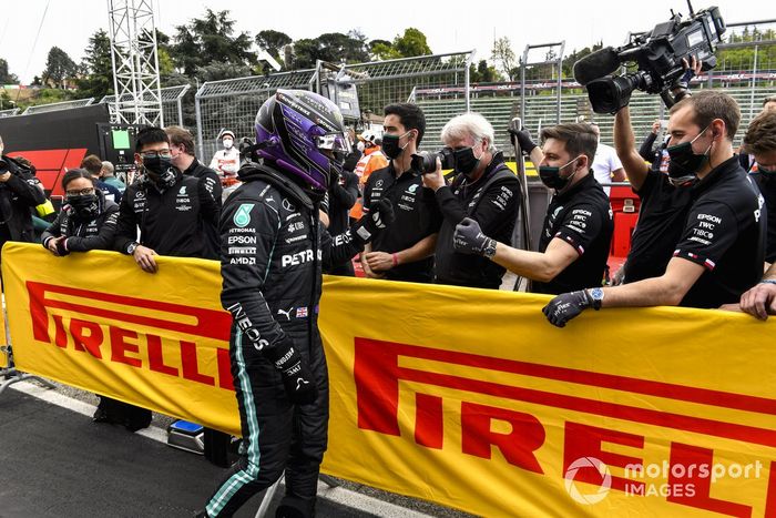 Ganador de la pole, Lewis Hamilton, de Mercedes, celebra con su equipo a su llegada al Parc Ferme