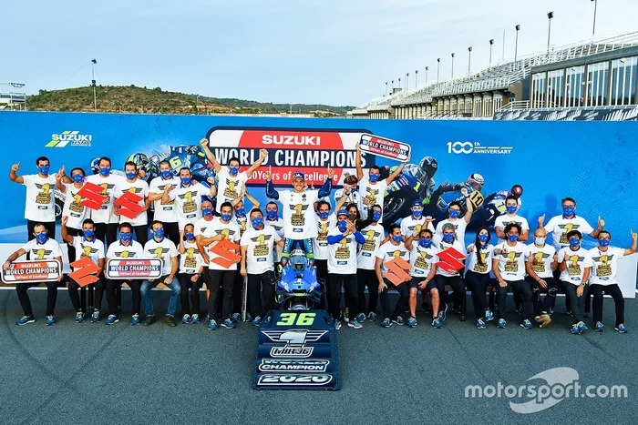 Campione del Mondo 2020: Joan Mir, Team Suzuki MotoGP in posa con il team