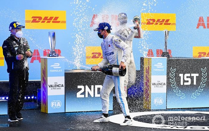 Albert Lau, ingeniero de carrera, Mercedes Benz EQ, Nyck de Vries, Mercedes-Benz EQ, 1ª posición, Nico Muller, Dragon Penske Autosport, 2ª posición, celebran en el podio con champán