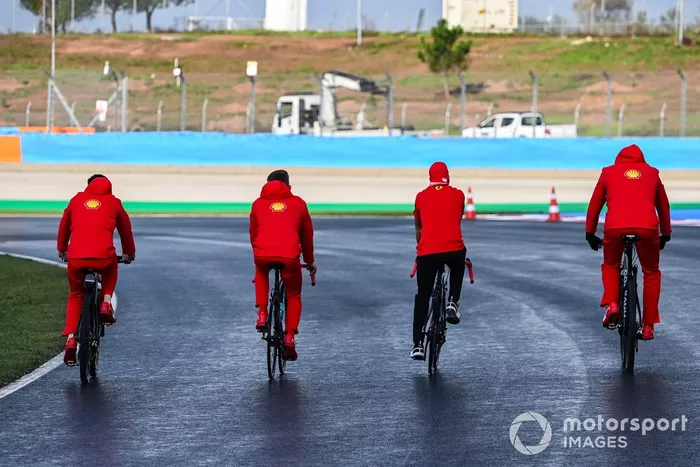 Sebastian Vettel, Ferrari, recorre la pista en bici