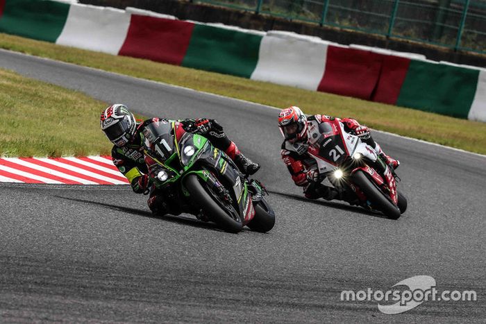 #11 Kawasaki Team Green: Jonathan Rea, #21 Yamaha Factory Racing: Michael van der Mark