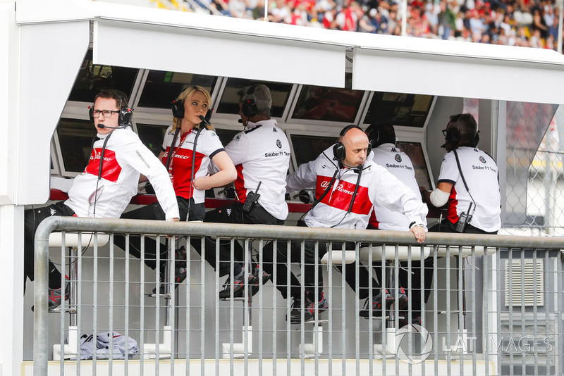 The Sauber team on the pit wall