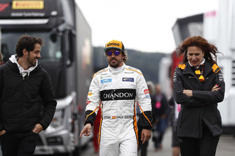 Fernando Alonso, McLaren, dans le paddock