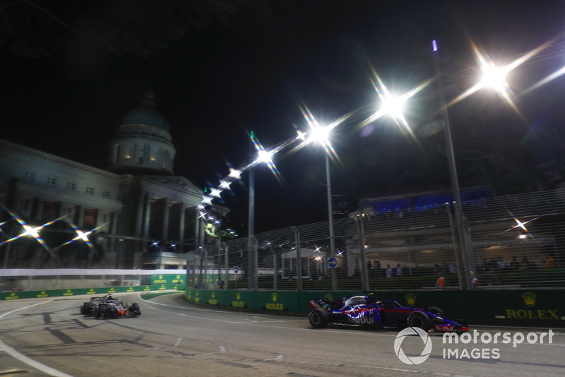 Pierre Gasly, Scuderia Toro Rosso STR13, precede Romain Grosjean, Haas F1 Team VF-18