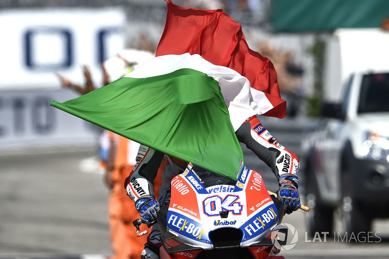 Переможець Андреа Довіціозо, Ducati Team з італійським прапором
