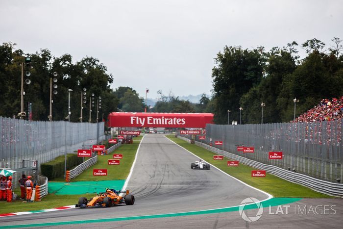 Stoffel Vandoorne, McLaren MCL33, Marcus Ericsson, Alfa Romeo Sauber C37