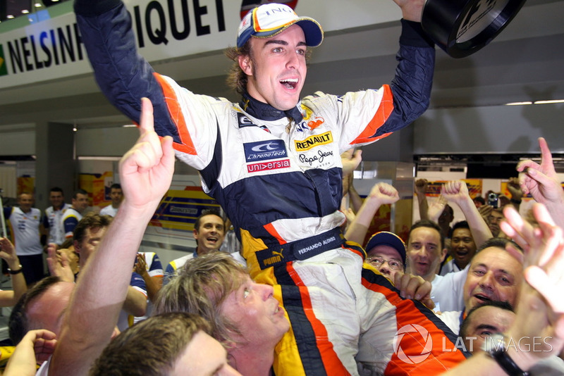 Fernando Alonso, Renault F1 Team celebrates victory with the team