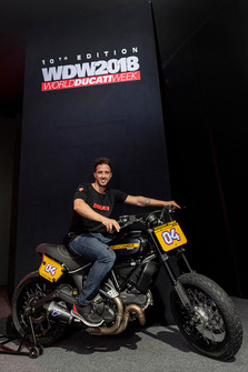 Andrea Dovizioso in sella allo Scrambler Flat Track