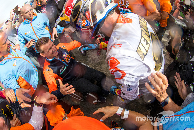 Herlings valt KTM Motorsport-baas Pit Beirer in de armen.