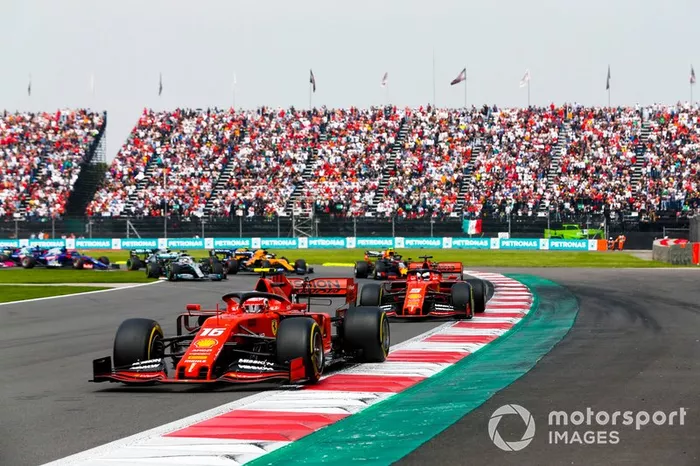 Charles Leclerc, Ferrari SF90 precede Sebastian Vettel, Ferrari SF90, alla partenza della gara