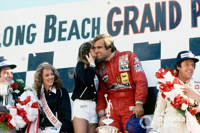 Podio: ganador de la carrera Carlos Reutemann, Ferrari, con un beso de Miss Long Beach Grand Prix, segundo lugar Mario Andretti, Lotus, tercer lugar Patrick Depailler, Tyrrell