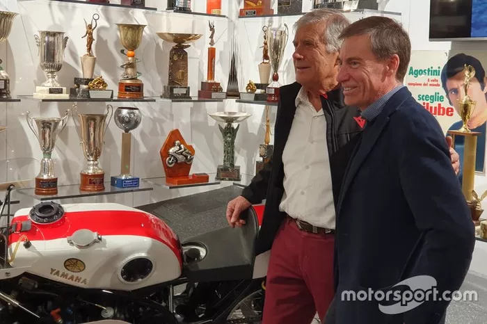 Giacomo Agostini y Lin Jarvis, director de Yamaha