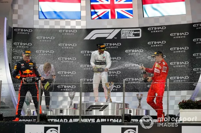 Podio: segundo lugar Max Verstappen, Red Bull Racing, ganador de la carrera Lewis Hamilton, Mercedes AMG F1, y el tercer lugar Charles Leclerc, Ferrari