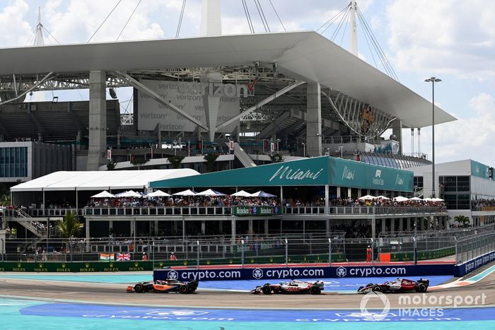 Daniel Ricciardo, McLaren MCL36, Kevin Magnussen, Haas VF-22, Zhou Guanyu, Alfa Romeo C42.