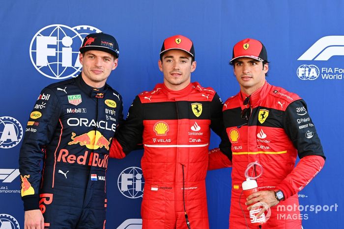 Los tres primeros clasificados Max Verstappen, Red Bull Racing, el ganador de la pole Charles Leclerc, Ferrari, Carlos Sainz, Ferrari