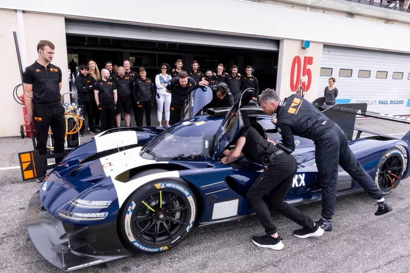 Jacky Ickx, Genesis Magma Racing Genesis