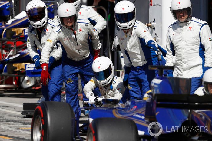  Marcus Ericsson, Sauber C36, pitstop