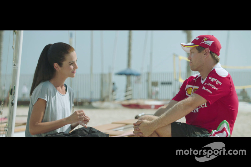 Vettel antes del partido de voley playa