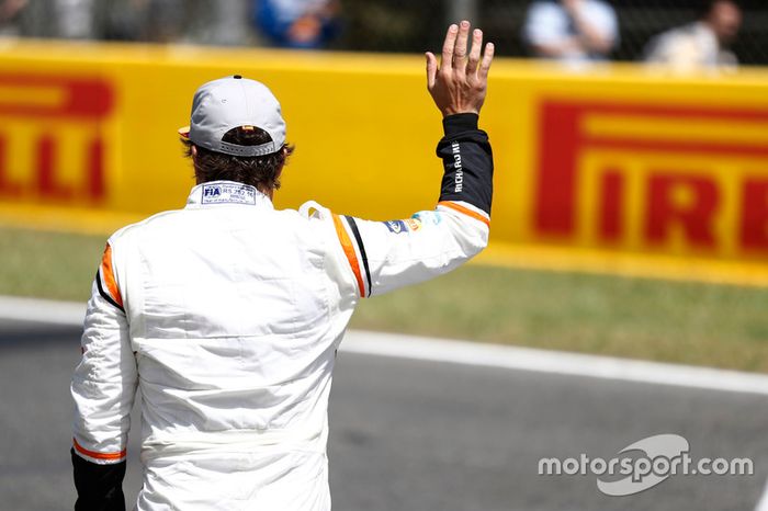 Fernando Alonso, McLaren, saluda a sus fans