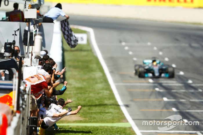 Lewis Hamilton, Mercedes AMG F1 W08, taglia per primo il traguardo