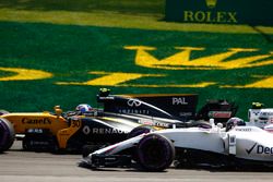 Jolyon Palmer, Renault Sport F1 Team RS17 y Lance Stroll, Williams FW40