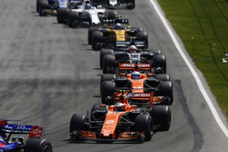 Daniil Kvyat, Scuderia Toro Rosso STR12, Stoffel Vandoorne, McLaren MCL32, Fernando Alonso, McLaren MCL32, Kevin Magnussen, Haas F1 Team VF-17