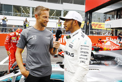 Lewis Hamilton, Mercedes AMG F1 W08, in gesprek met Jenson Button na het scoren van de pole-positie
