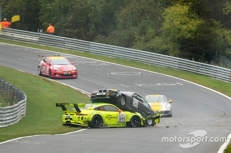 Ongeval Kevin Estre, Matteo Cairoli, Manthey Racing, Porsche 911 GT3-R, Reiner Thomas, Manfred Schmitz, BMW 318is