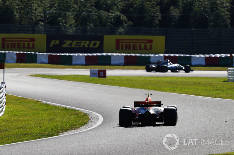 Max Verstappen, Red Bull Racing RB13, insegue Lewis Hamilton, Mercedes AMG F1 W08