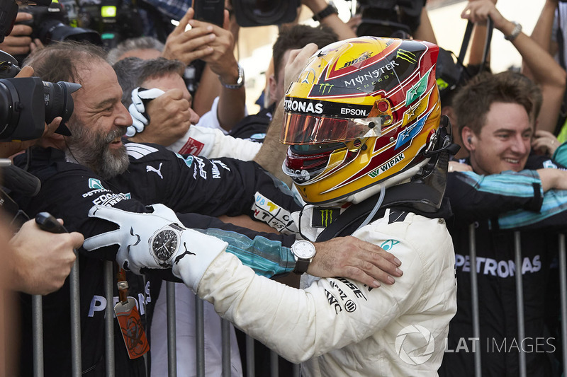 Race winner Lewis Hamilton, Mercedes AMG F1 with his team