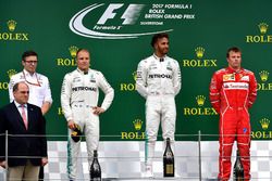 Podio: ganador de la carrera Lewis Hamilton, Mercedes AMG F1, Valtteri Bottas, Mercedes AMG F1 el se