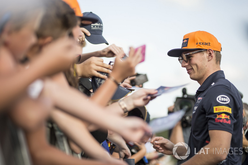 Max Verstappen, Red Bull Racing signs autographs for the fans