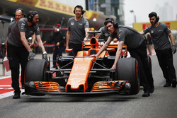 McLaren-Teammitglieder am Auto von Fernando Alonso, McLaren MCL32