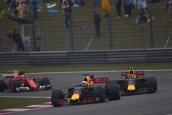 Daniel Ricciardo, Red Bull Racing RB13, devant Max Verstappen, Red Bull Racing RB13, et Kimi Raikkonen, Ferrari SF70H