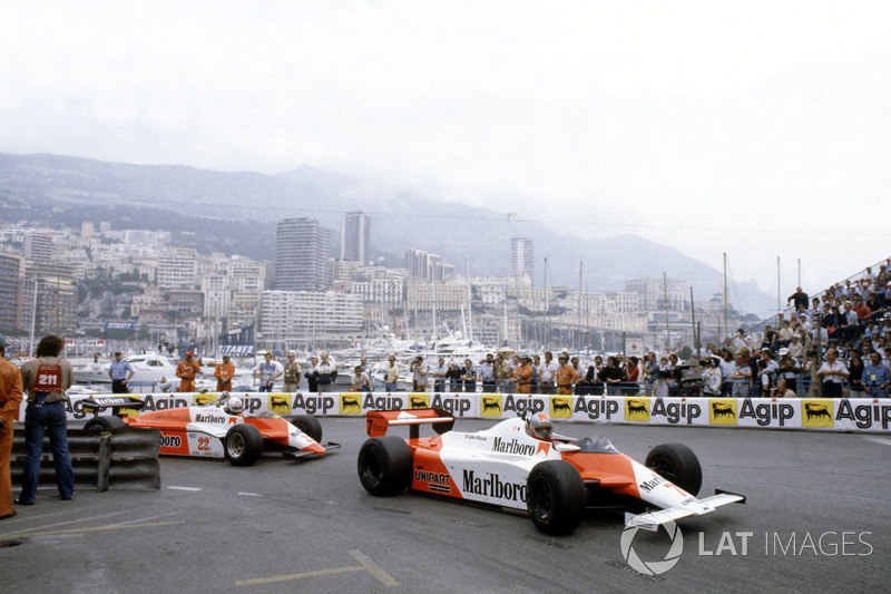 John Watson, McLaren MP4/1B-Ford Cosworth leads Andrea de Cesaris, Alfa Romeo 182