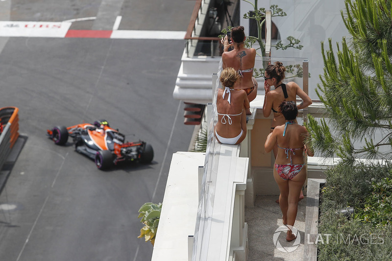 Chicas observan la acción de Stoffel Vandoorne, McLaren MCL32