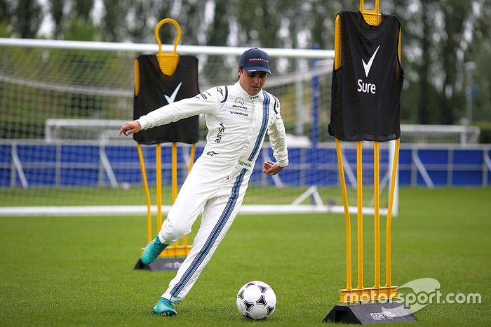 Felipe Massa, Williams juega al fútbol en las instalaciones del Chelsea FC