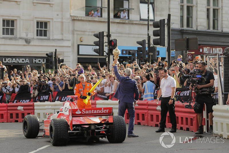 Jenson Button, McLaren, da un paseo a Naomi Campbell en un biplaza y Damon Hill bromea con el trofeo de ganador del GP de Gran Bretaña