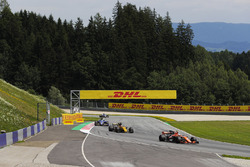 Stoffel Vandoorne, McLaren MCL32, Nico Hulkenberg, Renault Sport F1 Team RS17