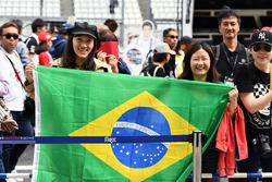 Des fans avec le drapeau brésilien
