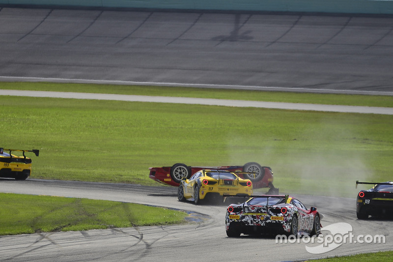 Авария: Жером Якалоне (№124, Ferrari of Long Island, Ferrari 488 Challenge)