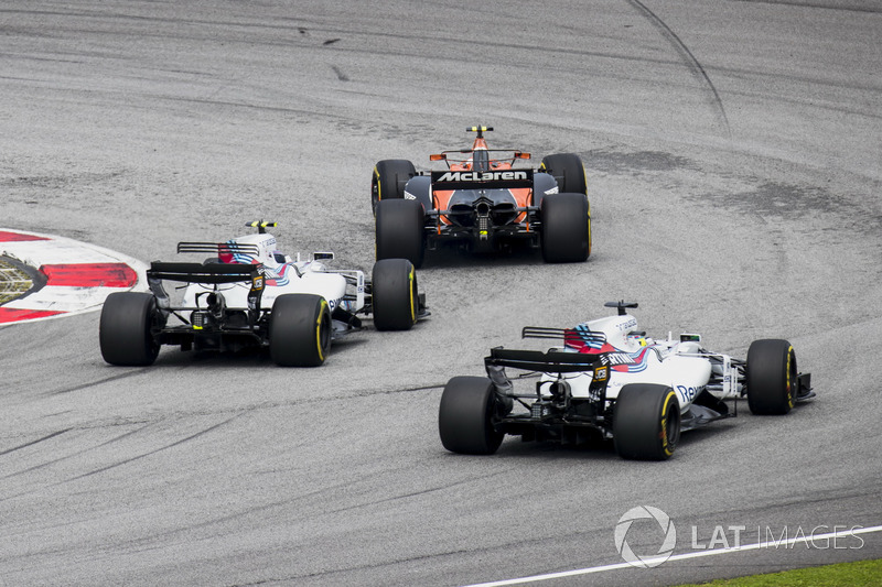 Stoffel Vandoorne, McLaren MCL32, Lance Stroll, Williams FW40, Felipe Massa, Williams FW40