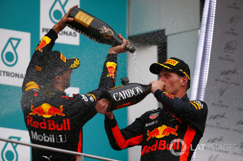 Podio: ganador, Max Verstappen, Red Bull Racing, tercero, Daniel Ricciardo, Red Bull Racing, celebran
