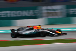 Daniel Ricciardo, Red Bull Racing RB13 and Valtteri Bottas, Mercedes-Benz F1 W08 battle